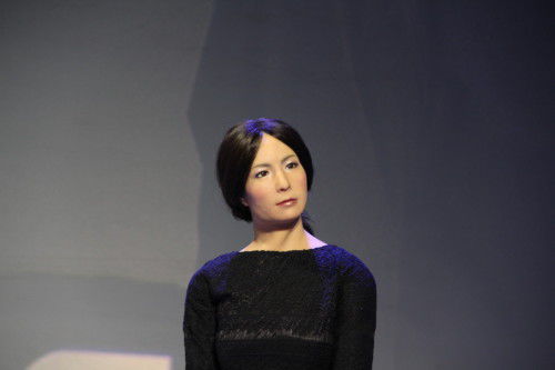 人民网： 世界机器人大会23日开幕 石黑浩美女机器人将亮相