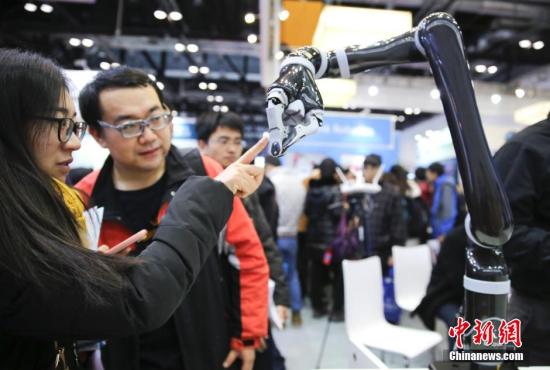 中国新闻网:2016世界机器人大会在京开幕 机器人“各显神通”